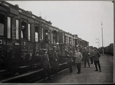 Ste Marie-wagons de blessé rentrant de la bataille de Rossignol.jpg